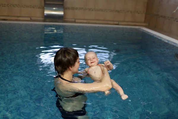 Mãe aprendendo criança natação — Fotografia de Stock