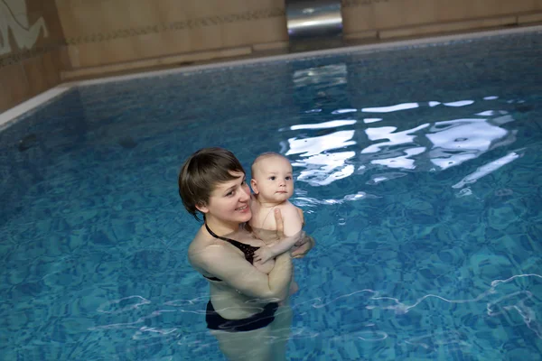 Mãe com criança na piscina — Fotografia de Stock