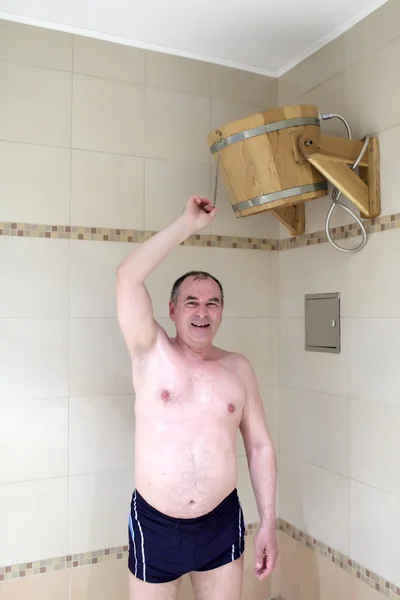 Мужчина позирует с ванной — стоковое фото