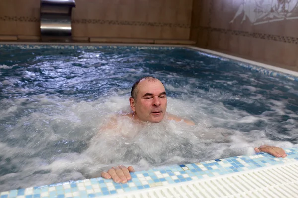 Man resting in jacuzzi — Stock Photo, Image