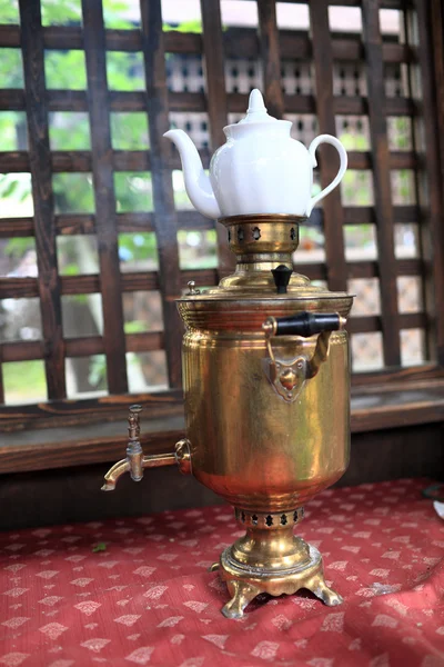 Çaydanlık ile bakır semaver — Stok fotoğraf