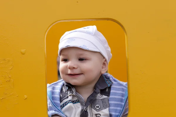 Счастливый мальчик в детском доме — стоковое фото