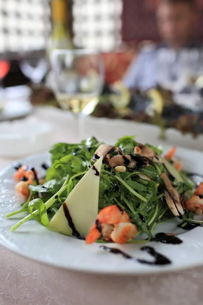 Salat mit Rucola und Käse — Stockfoto