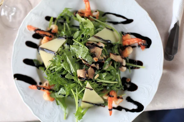 Salad with seafood and aragula — Stock Photo, Image