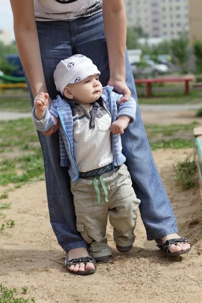 Baby fiú első lépéseket — Stock Fotó