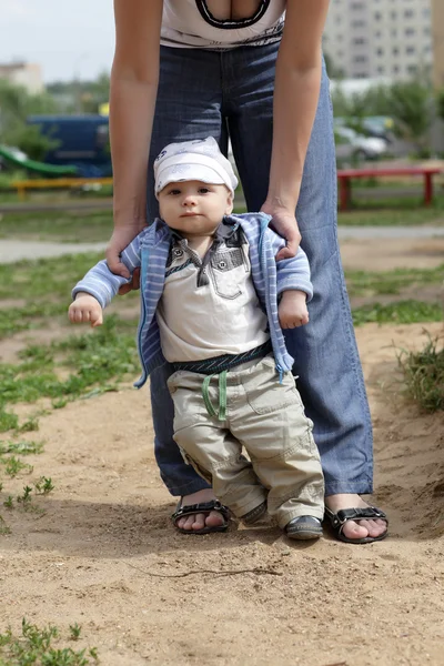 Bebek çocuk alarak ilk adımlar — Stok fotoğraf