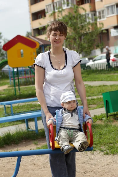 Anya gyermekével pózol — Stock Fotó