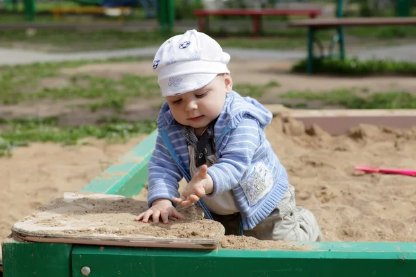 Child playing in sandbox — Stock Photo, Image