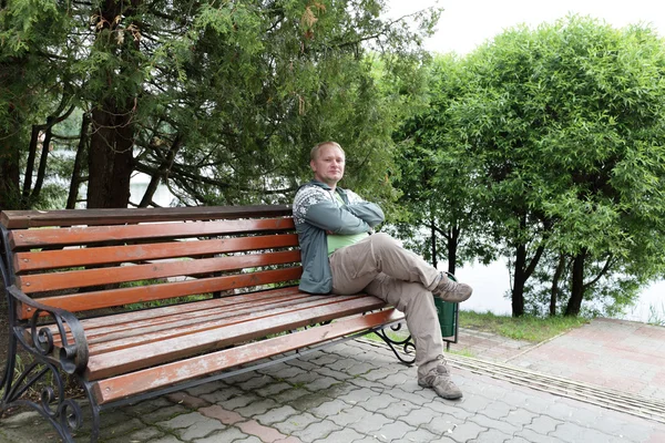 Bankta oturan adam — Stok fotoğraf