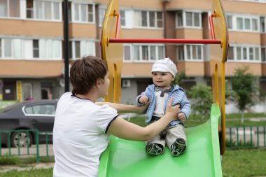 Anne holding çocuk slayt üzerinde