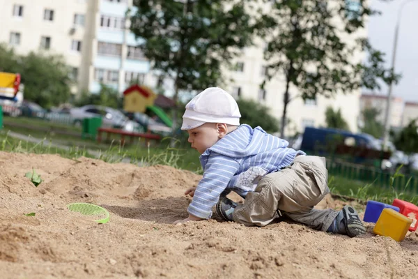 Child crawling in sandbox — Stock Photo, Image