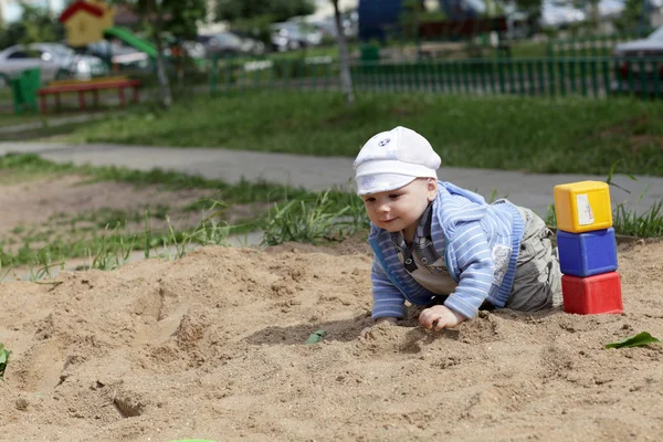 Niño arrastrándose en caja de arena — Foto de Stock