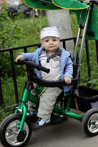 Ребенок на трехколесном велосипеде — стоковое фото