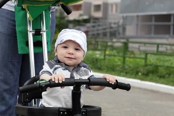 Ребёнок на велосипеде — стоковое фото