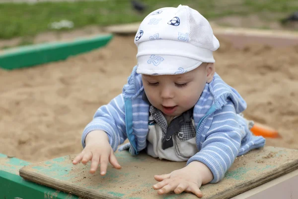 Toddler playing in sandbox — Stock Photo, Image