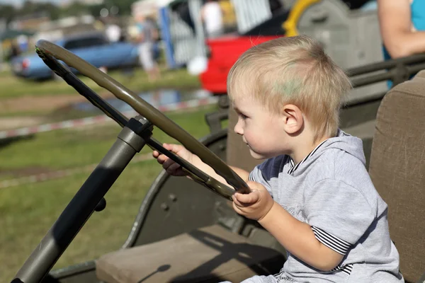 Kind im Militärauto — Stockfoto