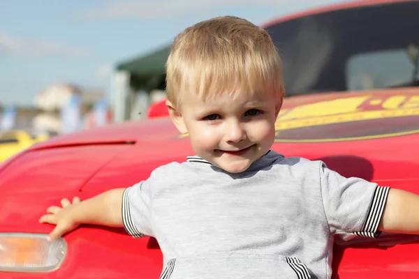 Ребёнок на капоте автомобиля — стоковое фото