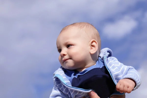 Ребенок на фоне неба — стоковое фото