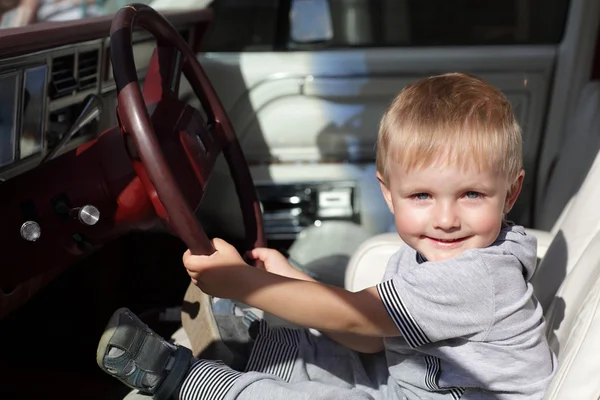 Счастливый ребенок в машине — стоковое фото