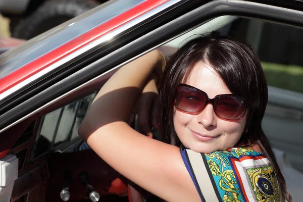 Счастливая женщина в машине — стоковое фото