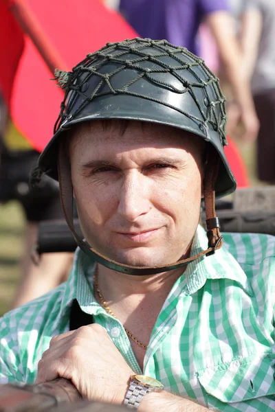 Man met militaire helm — Stockfoto