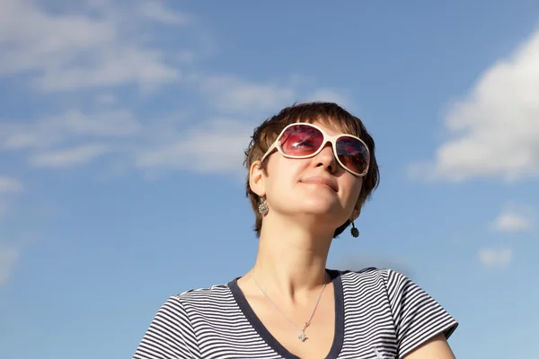 Vrouw met zonnebril buiten — Stockfoto