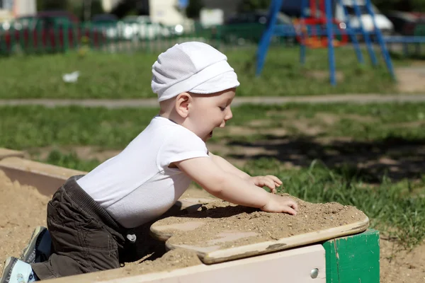 Niño feliz jugando en sandbox —  Fotos de Stock