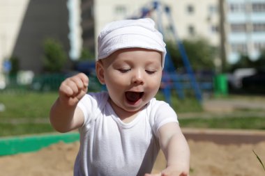 kum havuzunda oynamayı mutlu çocuk