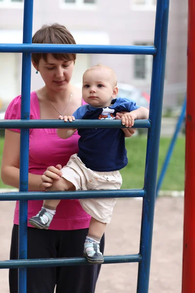 Baby klettert Stufenleiter — Stockfoto
