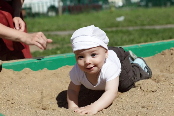 Bambino felice in sandbox — Foto Stock