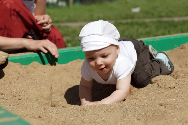 Niño feliz en sandbox — Foto de Stock