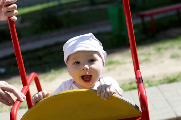 Ευτυχισμένο παιδί στην κούνια — Φωτογραφία Αρχείου