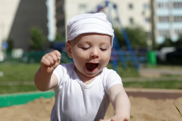 Niño feliz jugando en sandbox — Foto de Stock