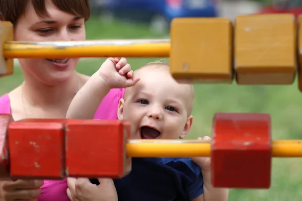 Šťastné dítě hraje s bloky — Stock fotografie
