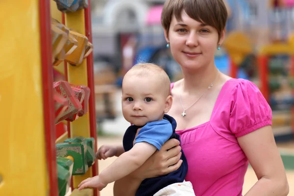 Мать с ребенком на детской площадке — стоковое фото