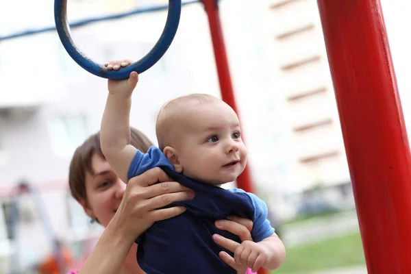 Dítě drží na kroužky — Stock fotografie