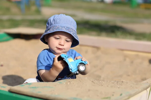 Anak memegang mobil mainan rusak — Stok Foto