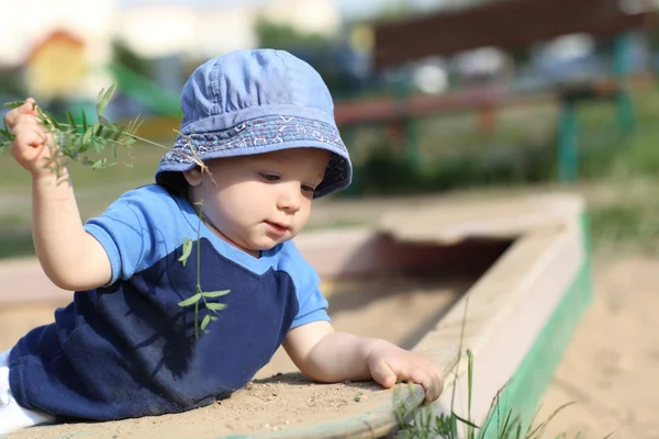 Niño sacando hierba —  Fotos de Stock