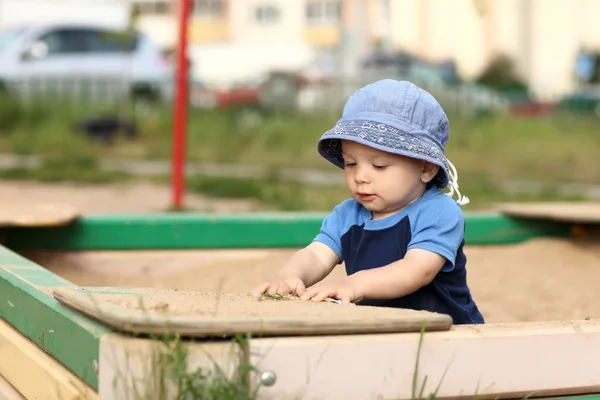 Niño jugando en sandbox — Foto de Stock