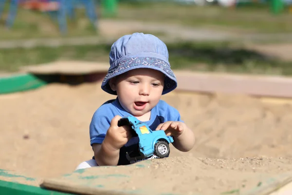 Oyuncak araba ile oynayan çocuk — Stok fotoğraf