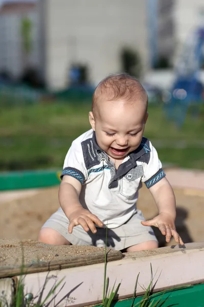 Anak yang bersemangat dalam kotak pasir — Stok Foto