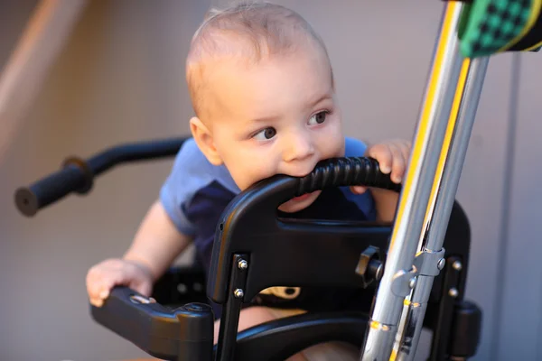 Bambino sulla maniglia a spinta triciclo — Foto Stock