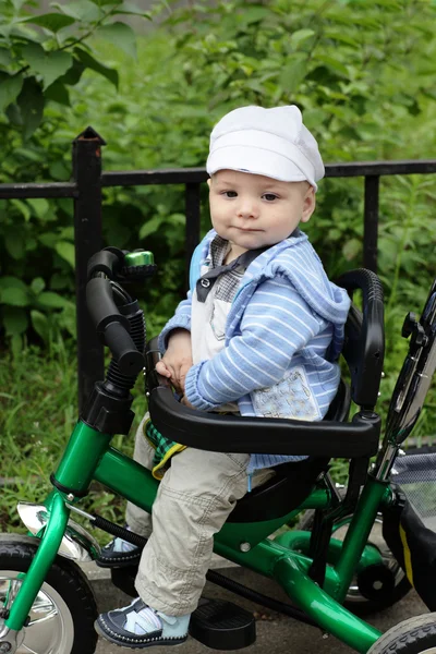 Criança em triciclo no parque — Fotografia de Stock