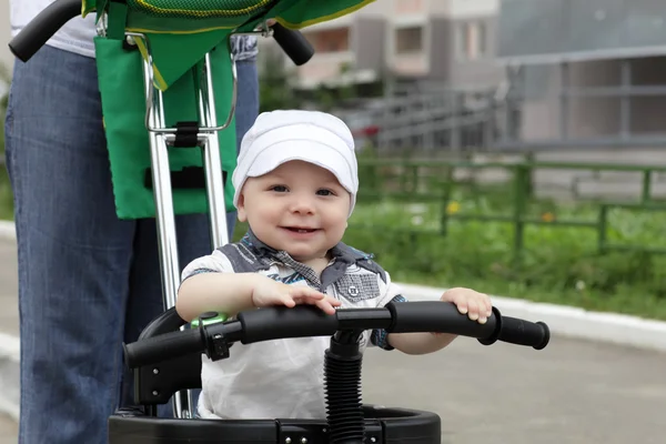 Criança em triciclo com alça de pressão — Fotografia de Stock