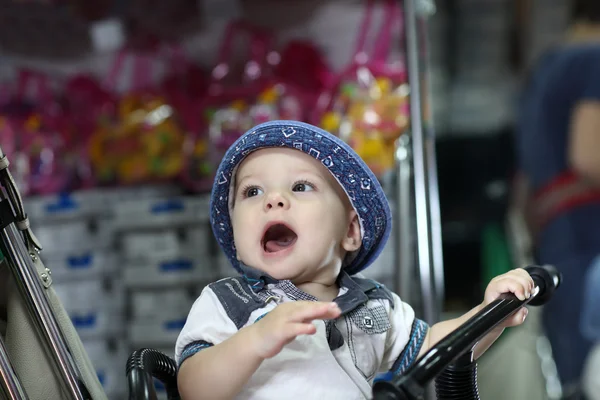 Criança excitada na loja — Fotografia de Stock