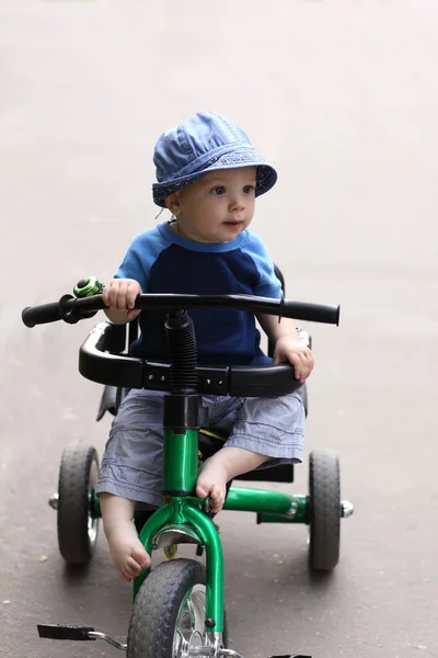 Criança em triciclo — Fotografia de Stock