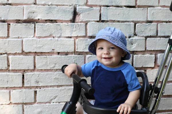 Счастливый ребенок на велосипеде — стоковое фото