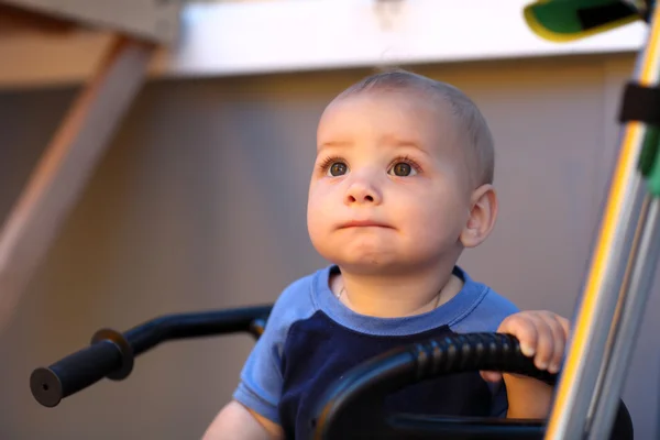 Bambino sorpreso sul triciclo — Foto Stock