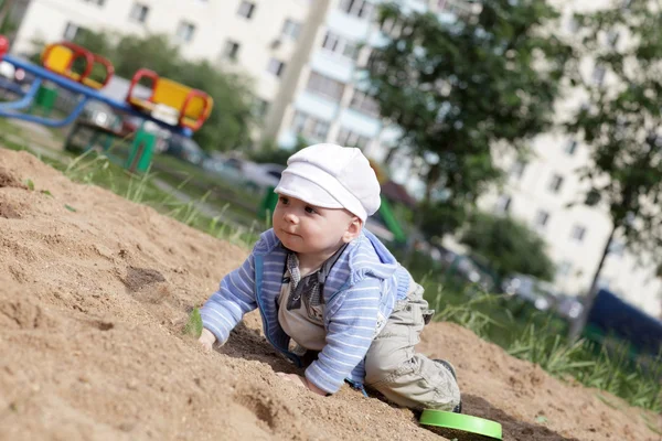 Anak-anak merayap dalam kotak pasir — Stok Foto