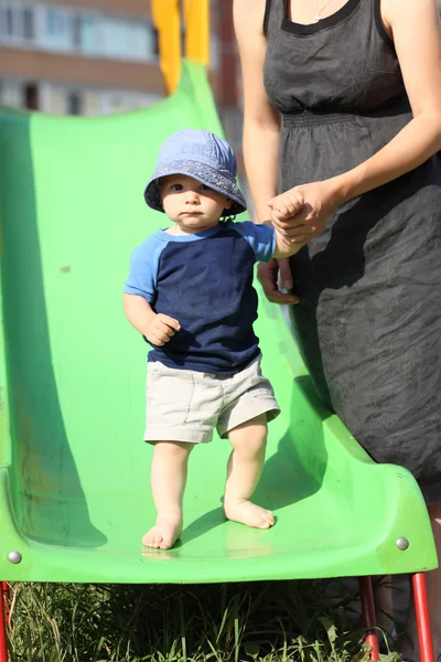 Child standing on slide — Stock Photo, Image